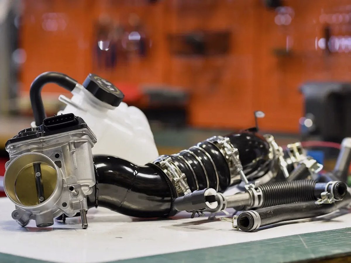 Throttle body and fuel lines with printed components